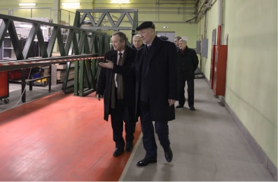 Anatoli Unitsky demonstrates to S. Chizhik, Deputy Chairman of the Presidium of the National Academy of Sciences of Belarus the test bed of uST transport in the territory of the production complex